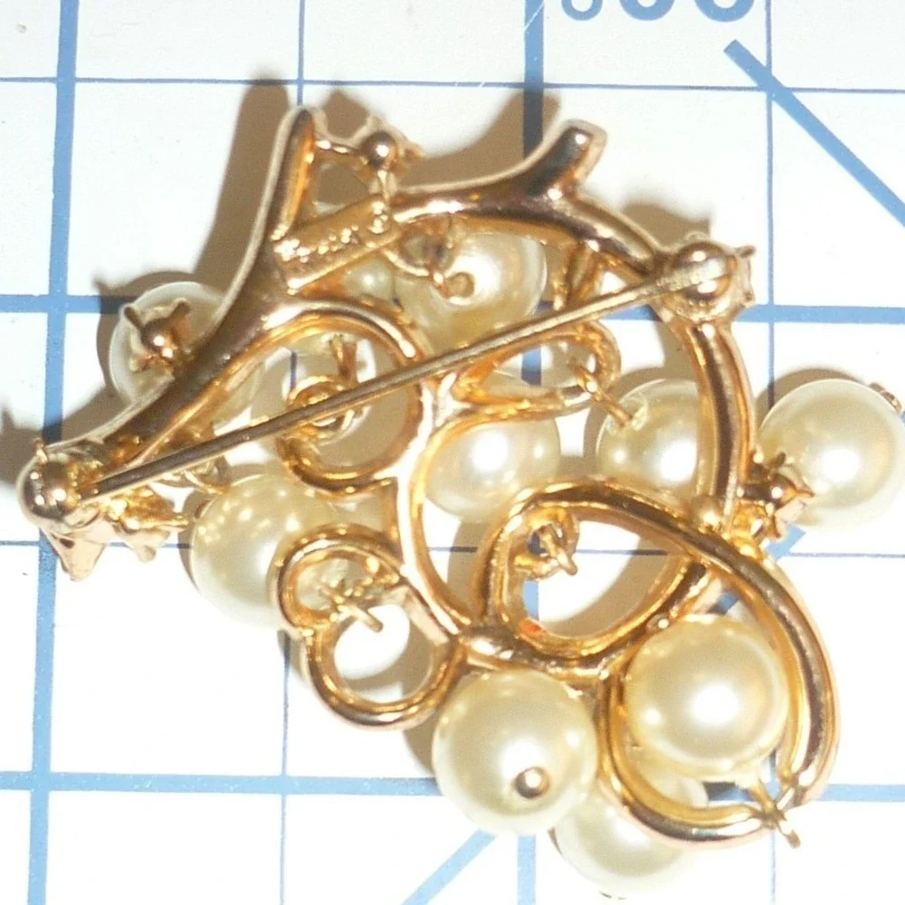 Crown Trifari Gold Tone Faux Pearl Rhinestone‎ Grape Cluster Brooch Pin